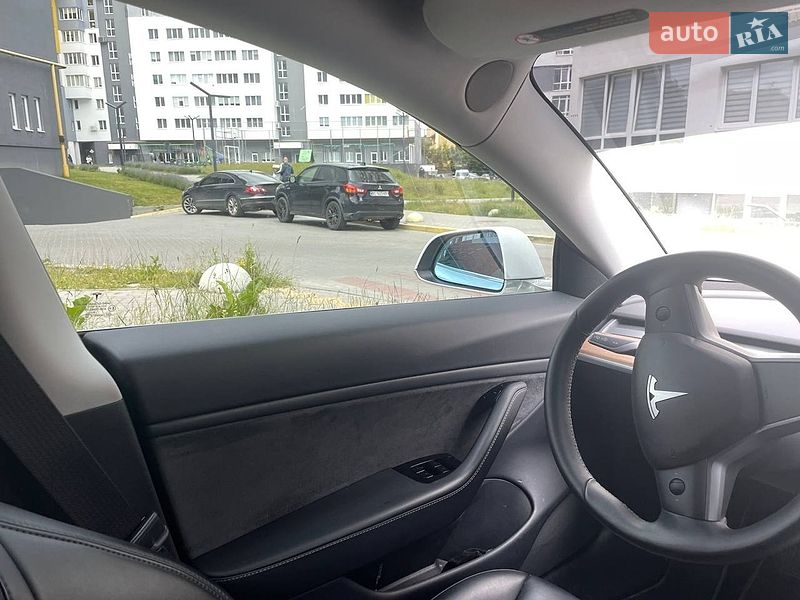 Седан Tesla Model 3 2019 в Львове