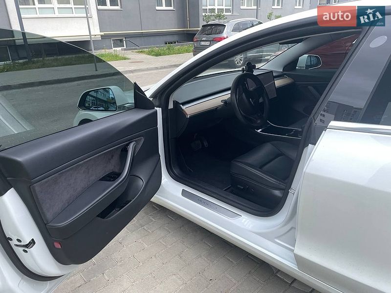 Седан Tesla Model 3 2019 в Львове