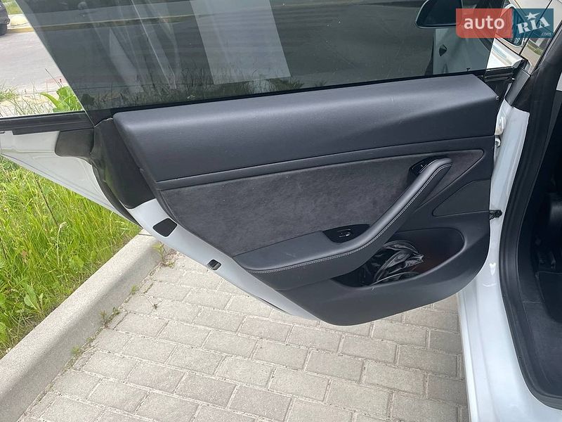 Седан Tesla Model 3 2019 в Львове