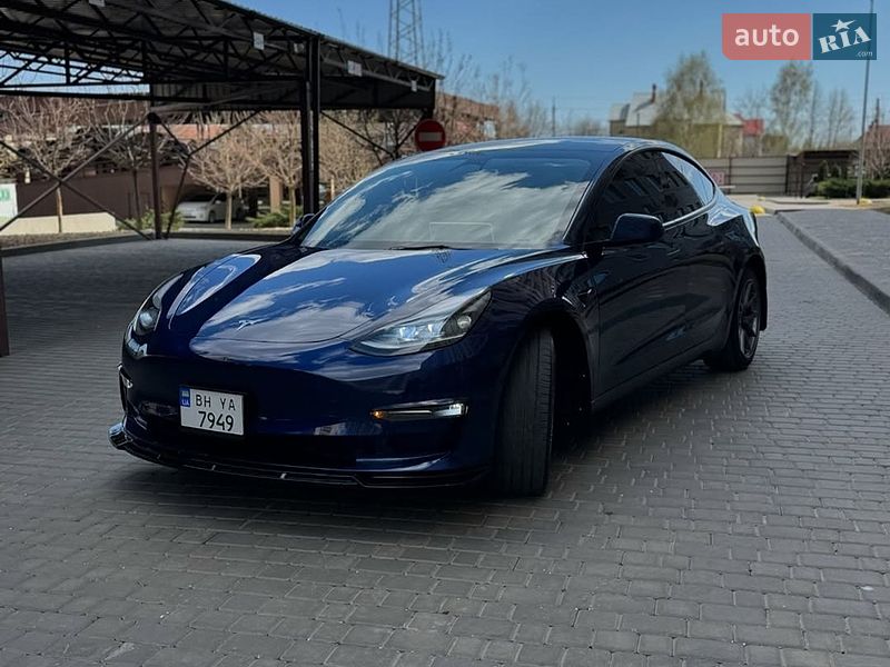 Седан Tesla Model 3 2023 в Львове