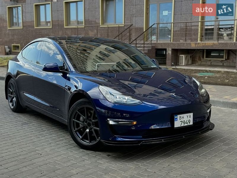 Седан Tesla Model 3 2023 в Львове