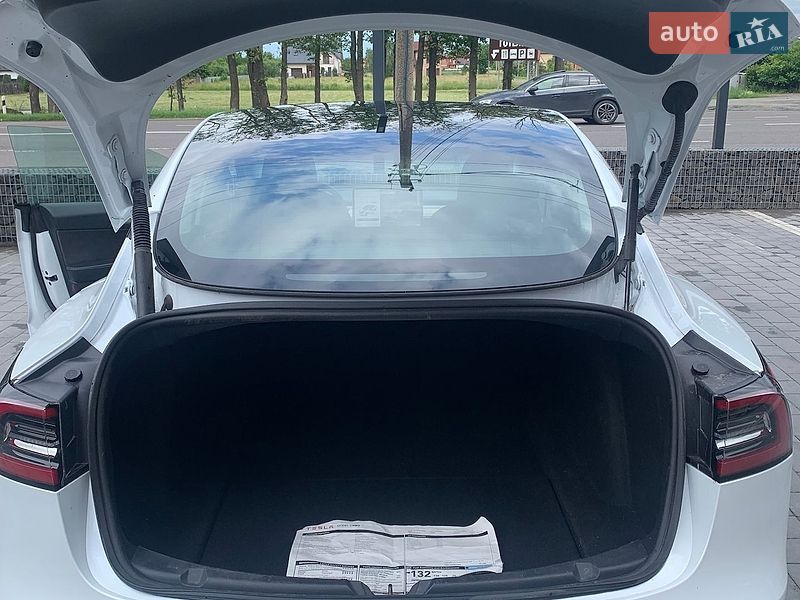 Седан Tesla Model 3 2023 в Стрые