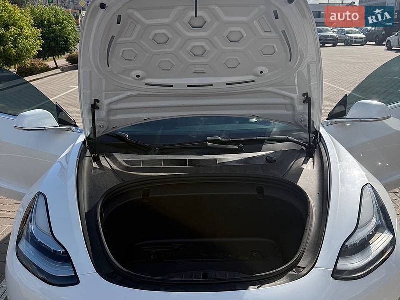Седан Tesla Model 3 2020 в Киеве