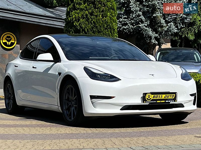 Седан Tesla Model 3 2023 в Львове
