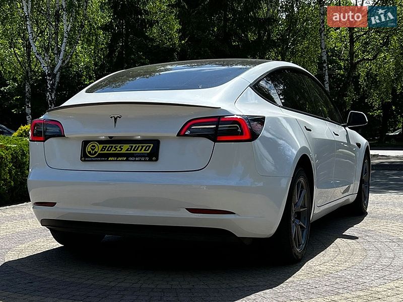 Седан Tesla Model 3 2023 в Львове