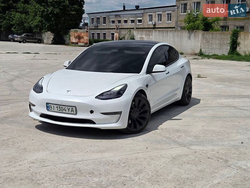 Седан Tesla Model 3 2022 в Гребінці
