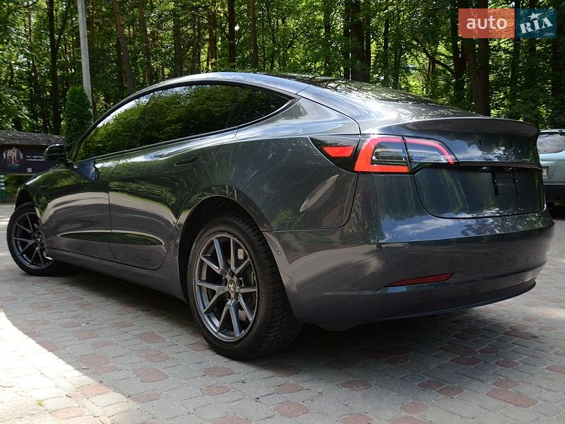 Седан Tesla Model 3 2022 в Трускавці