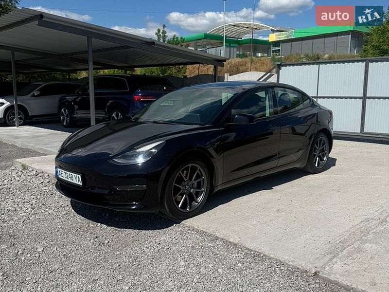 Седан Tesla Model 3 2020 в Кам'янському