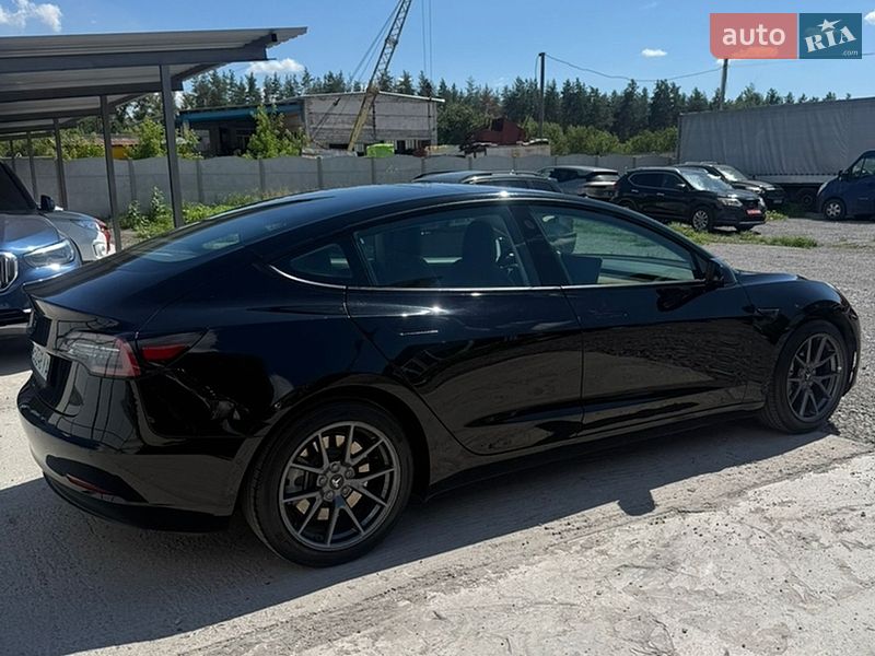 Седан Tesla Model 3 2020 в Кам'янському
