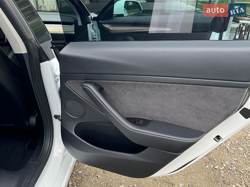 Седан Tesla Model 3 2022 в Луцке