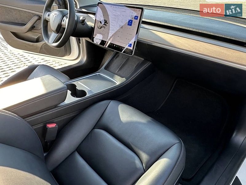 Седан Tesla Model 3 2020 в Львові