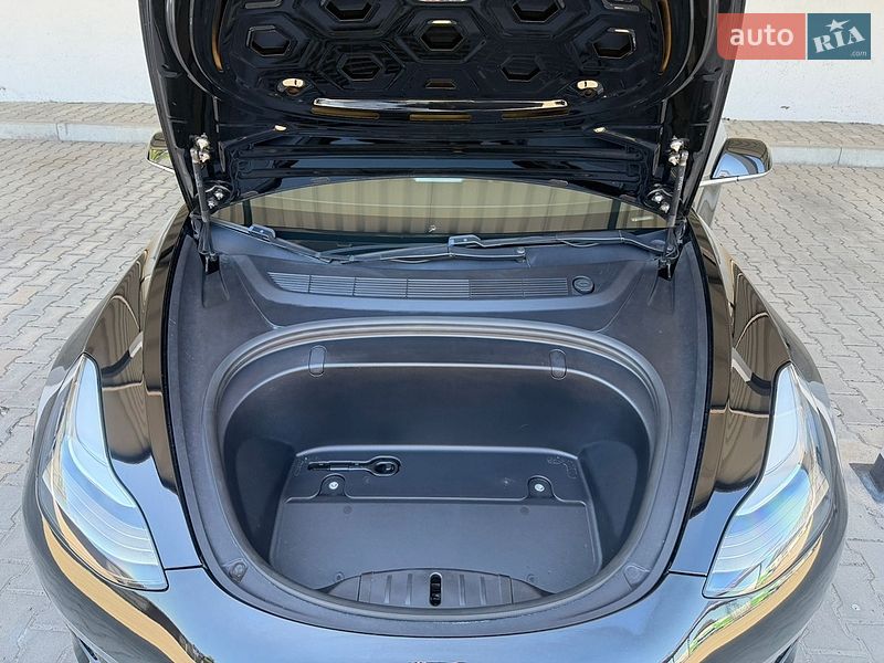 Седан Tesla Model 3 2019 в Шептицькому