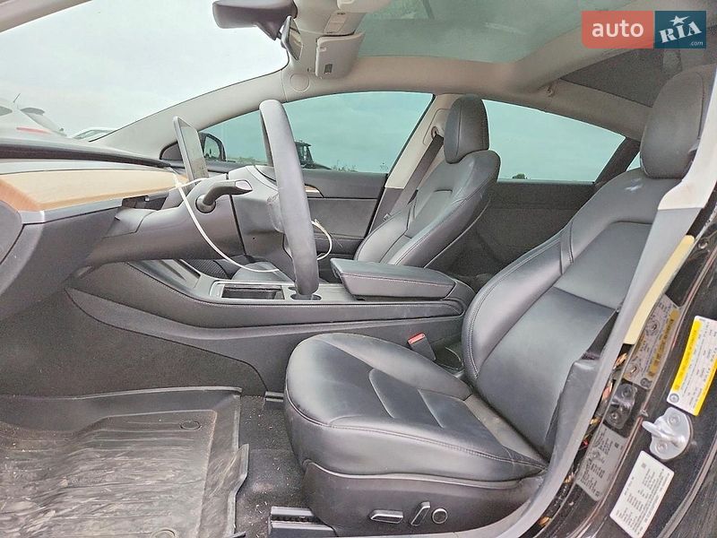 Седан Tesla Model 3 2023 в Львове
