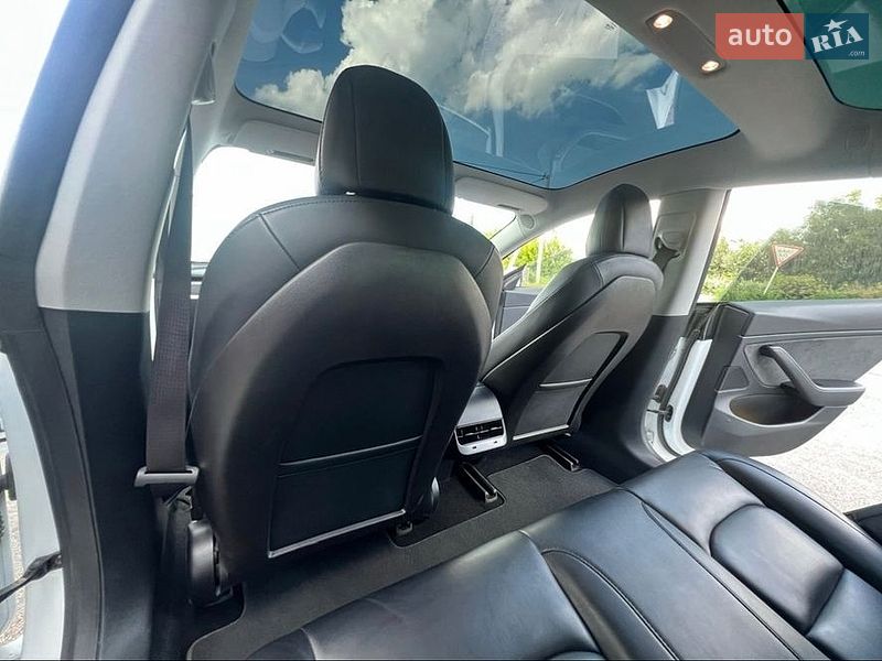 Седан Tesla Model 3 2020 в Житомире