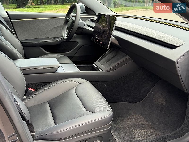 Седан Tesla Model 3 2025 в Львове