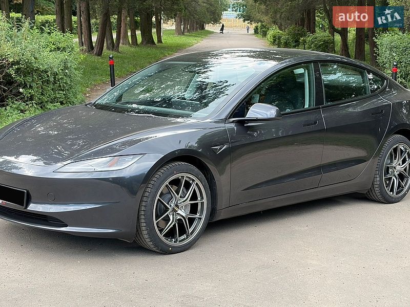 Седан Tesla Model 3 2025 в Львове