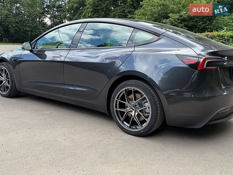 Седан Tesla Model 3 2025 в Львове