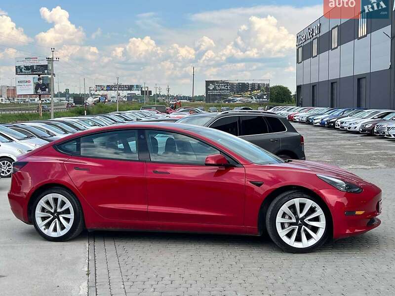 Седан Tesla Model 3 2021 в Львові