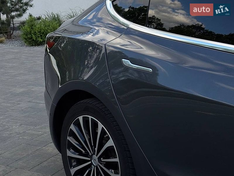 Седан Tesla Model 3 2018 в Луцке