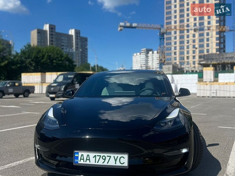 Седан Tesla Model 3 2022 в Киеве