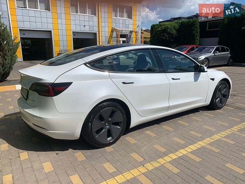 Седан Tesla Model 3 2022 в Буче