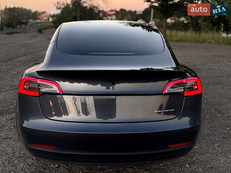 Седан Tesla Model 3 2021 в Ужгороде