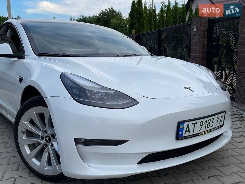 Седан Tesla Model 3 2023 в Калуше