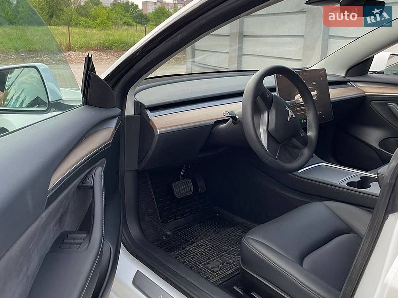 Седан Tesla Model 3 2023 в Калуше