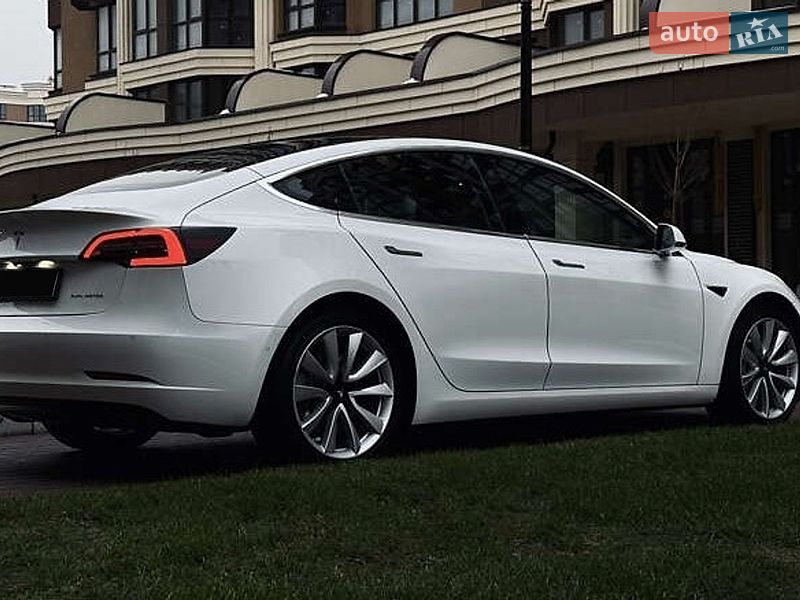 Седан Tesla Model 3 2018 в Львове