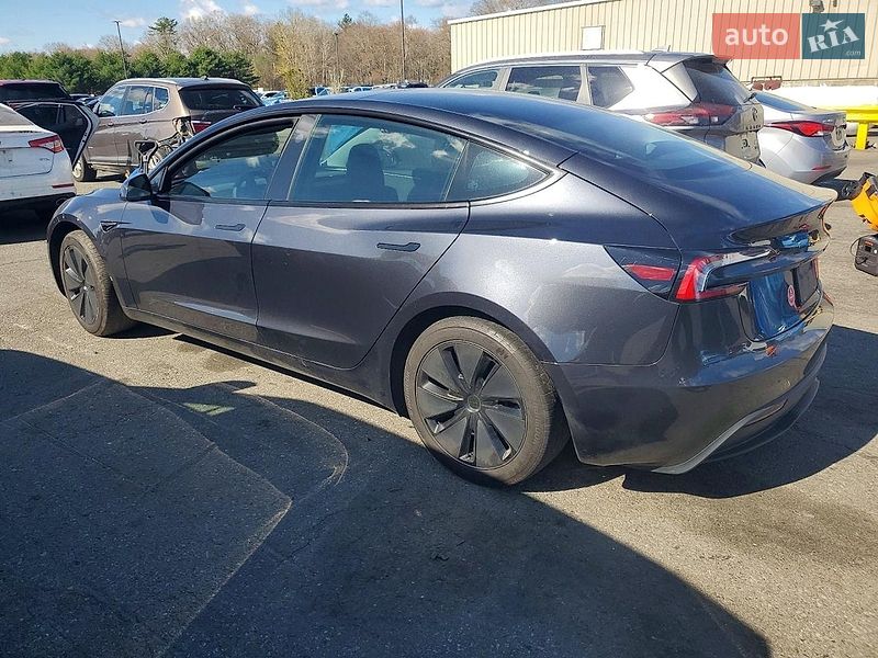 Седан Tesla Model 3 2024 в Черновцах