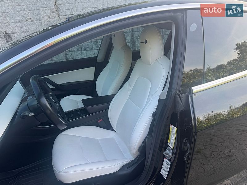 Седан Tesla Model 3 2018 в Долині