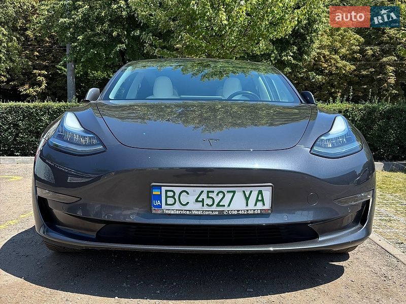 Седан Tesla Model 3 2018 в Львове