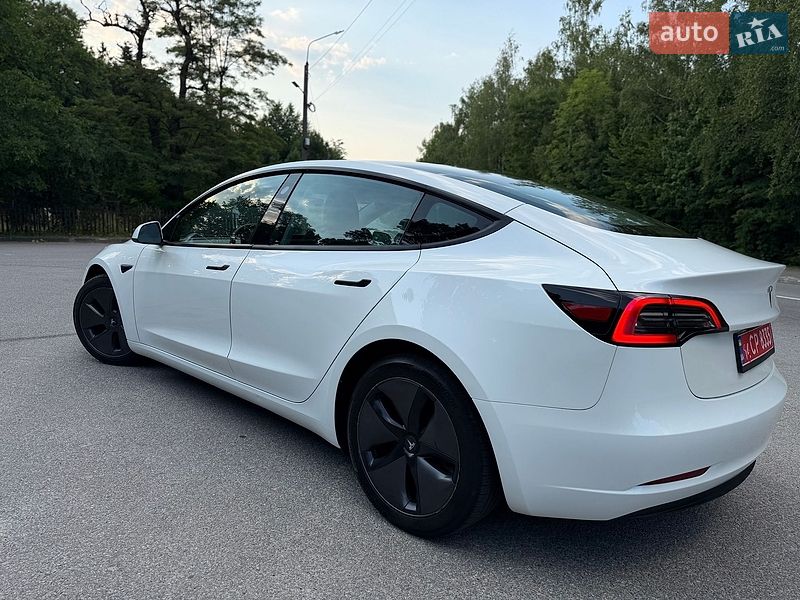 Седан Tesla Model 3 2023 в Трускавці