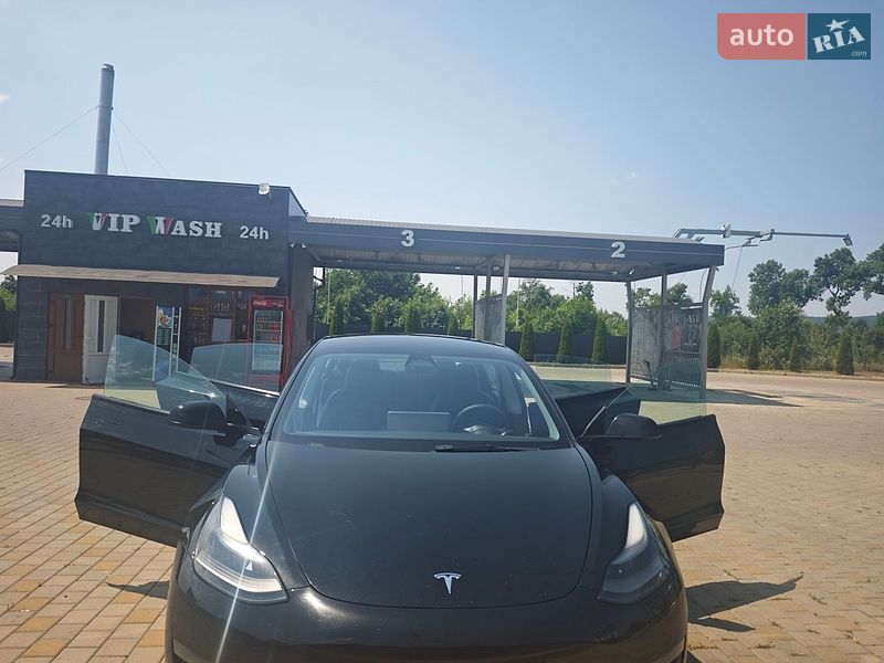 Седан Tesla Model 3 2022 в Ужгороді