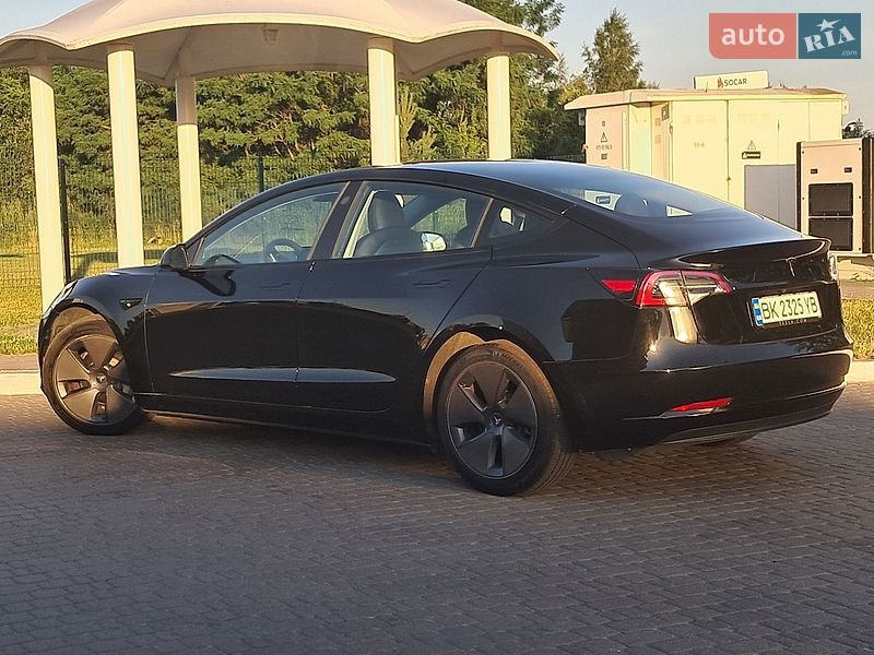 Седан Tesla Model 3 2023 в Ровно
