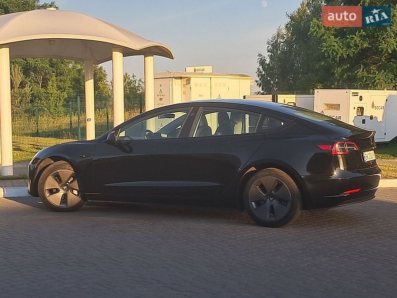 Седан Tesla Model 3 2023 в Ровно
