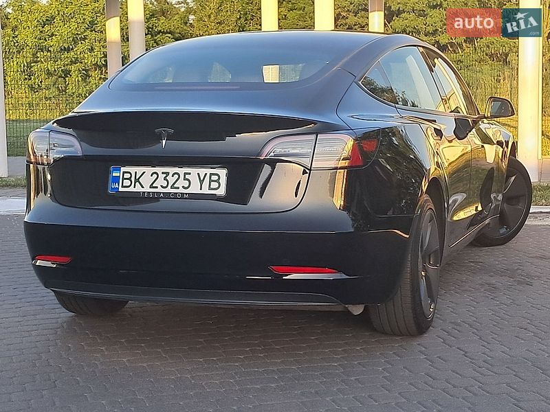Седан Tesla Model 3 2023 в Ровно