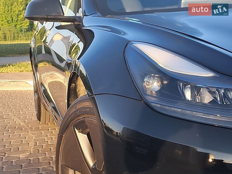 Седан Tesla Model 3 2023 в Ровно