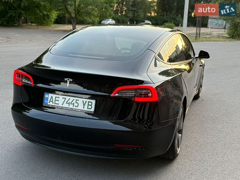 Седан Tesla Model 3 2022 в Днепре