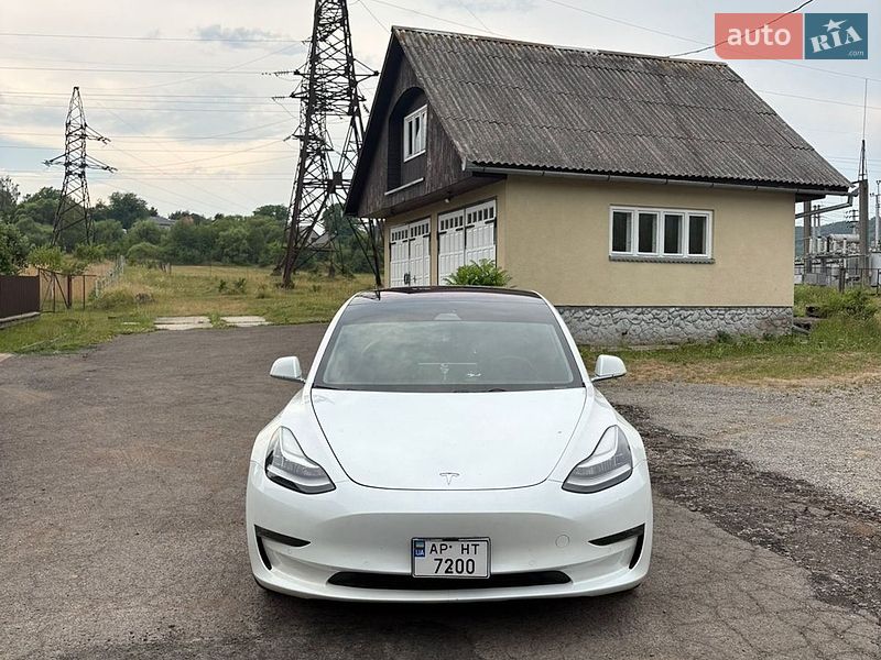 Седан Tesla Model 3 2018 в Сваляве