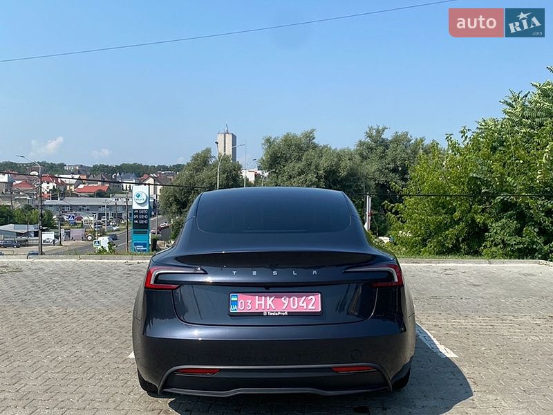Седан Tesla Model 3 2025 в Черновцах