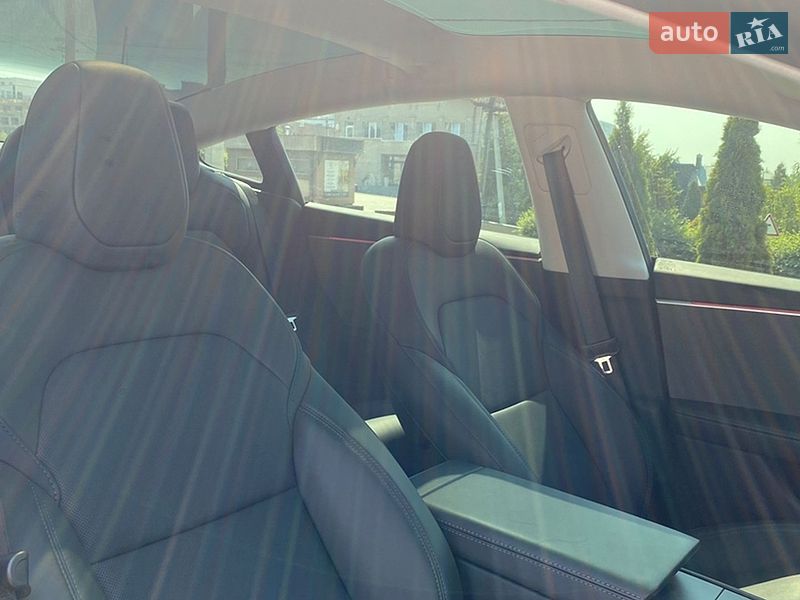 Седан Tesla Model 3 2025 в Черновцах