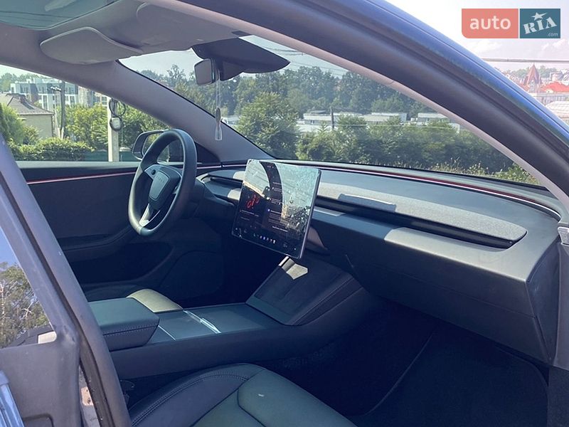 Седан Tesla Model 3 2025 в Черновцах