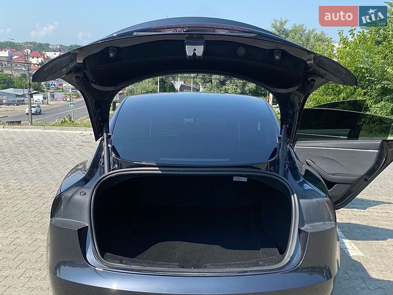Седан Tesla Model 3 2025 в Черновцах