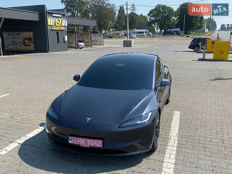 Седан Tesla Model 3 2025 в Черновцах