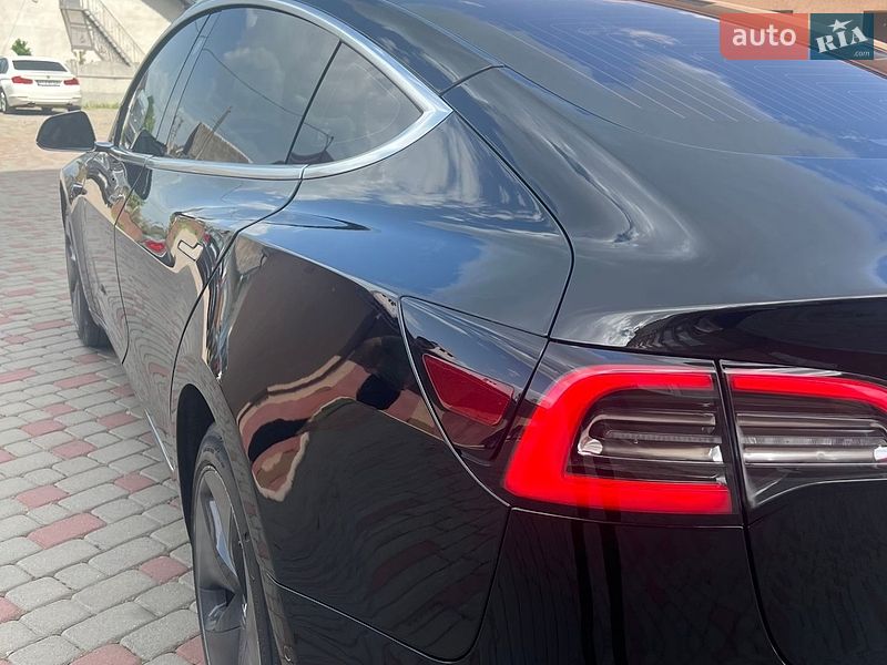 Седан Tesla Model 3 2018 в Івано-Франківську
