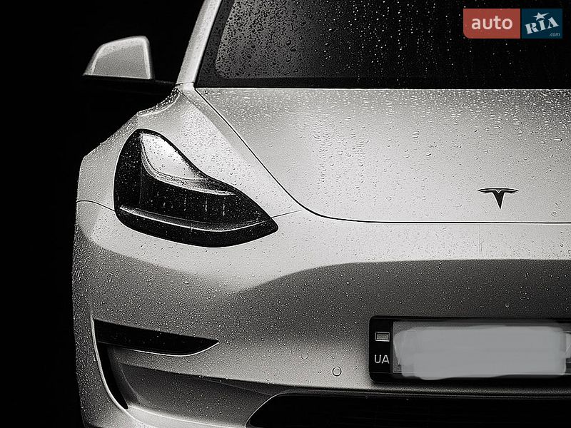 Седан Tesla Model 3 2021 в Киеве
