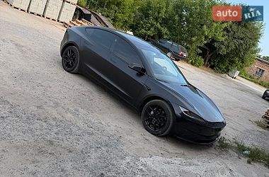 Седан Tesla Model 3 2025 в Сарнах