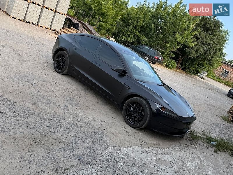 Седан Tesla Model 3 2025 в Сарнах