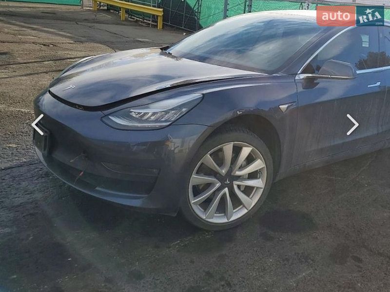 Седан Tesla Model 3 2019 в Ровно